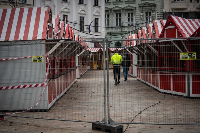 Een gesloten kerstmarkt in de Slovaakse hoofdstad Bratislava.