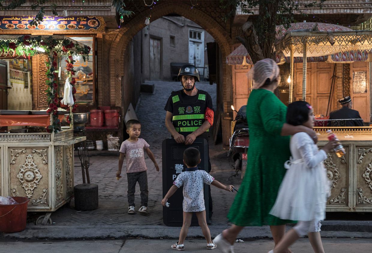 Oeigoerse kinderen in de Chinese provincie Xinjiang. Beeld Getty Images