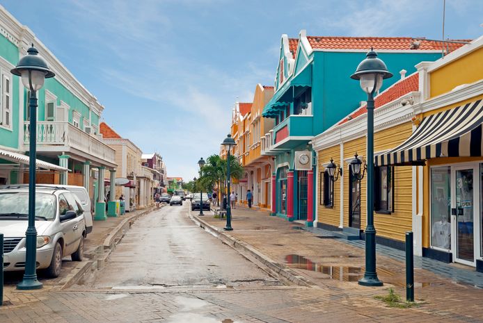 De belangrijkste straat van Kralendijk - Kaya Grandi - op Bonaire.