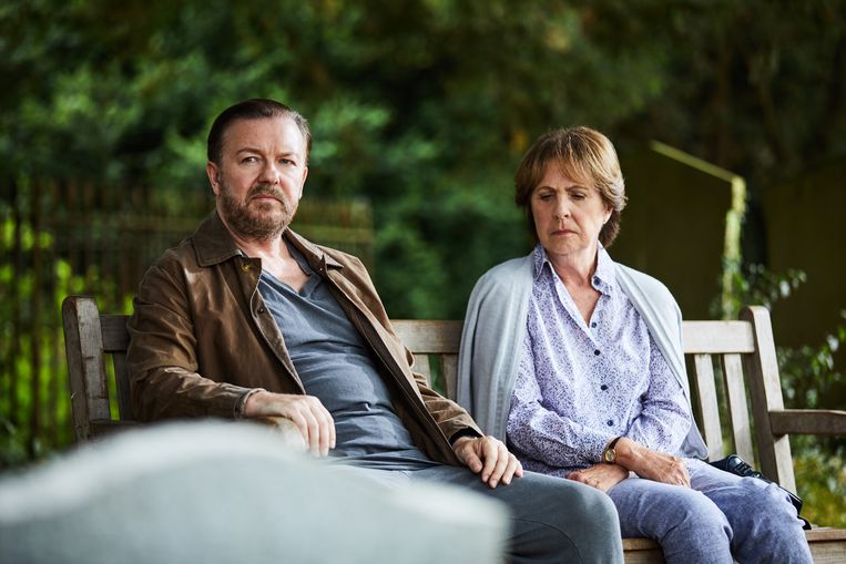 De toon wordt stilaan optimistischer in de kerkhofgesprekjes die Tony (Ricky Gervais) voert met bejaarde lotgenote Anne. Beeld Natalie Seery/Netflix