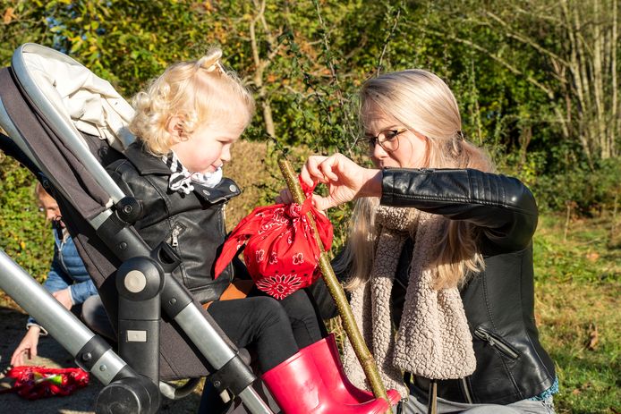 Kim (rechts) helpt Sophie (links) met het openen van de knapzak