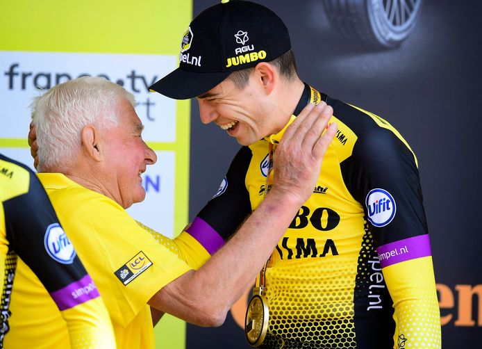 Raymond Poulidor feliciteerde Wout van Aert met de door zijn ploeg gewonnen ploegentijdrit in de Tour de France.