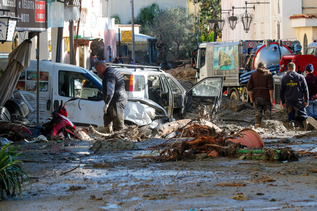 Les dégâts après l'effondrement de terrain d'Ischia.