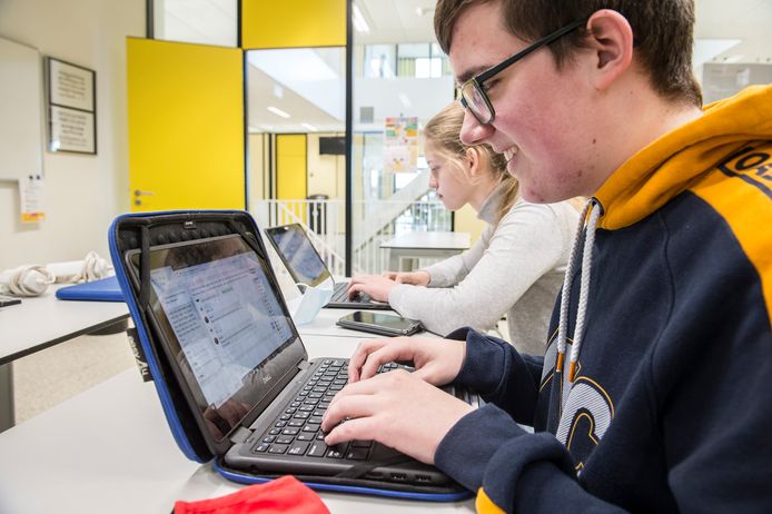 De open dag op het KSE is dit jaar online. Toekomstige leerlingen kunnen in een chat vragen stellen aan leerlingen en docenten. En er zijn filmpjes met een digitale rondleiding door het gebouw.  Vijfdeklassers Stijn van Nispen en Rachel Smid, beantwoorden vragen.