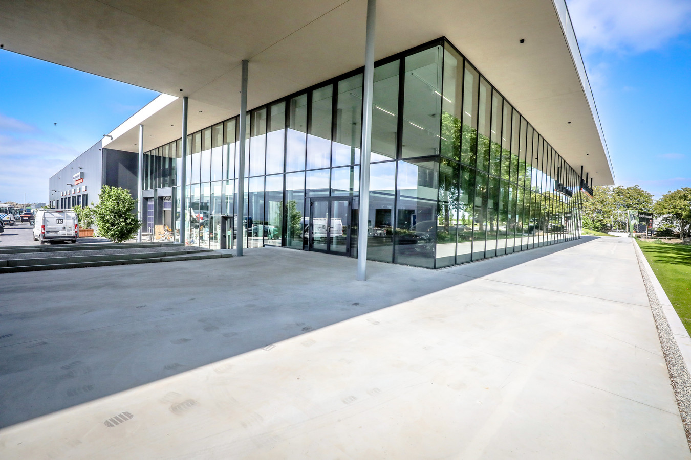 NET OPEN. Na de carwash opent familie Vansteenland haar nieuwe garage