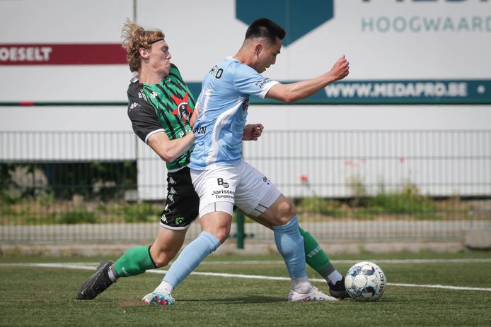 Edwin Wang (r.) zet zich door zodat Soren Coen (Jong Cercle B) niet bij het leer komt. De middenvelder kon uiteindelijk niet voorkomen dat zijn team in de slotminuten alle promotiedromen werd ontnomen.