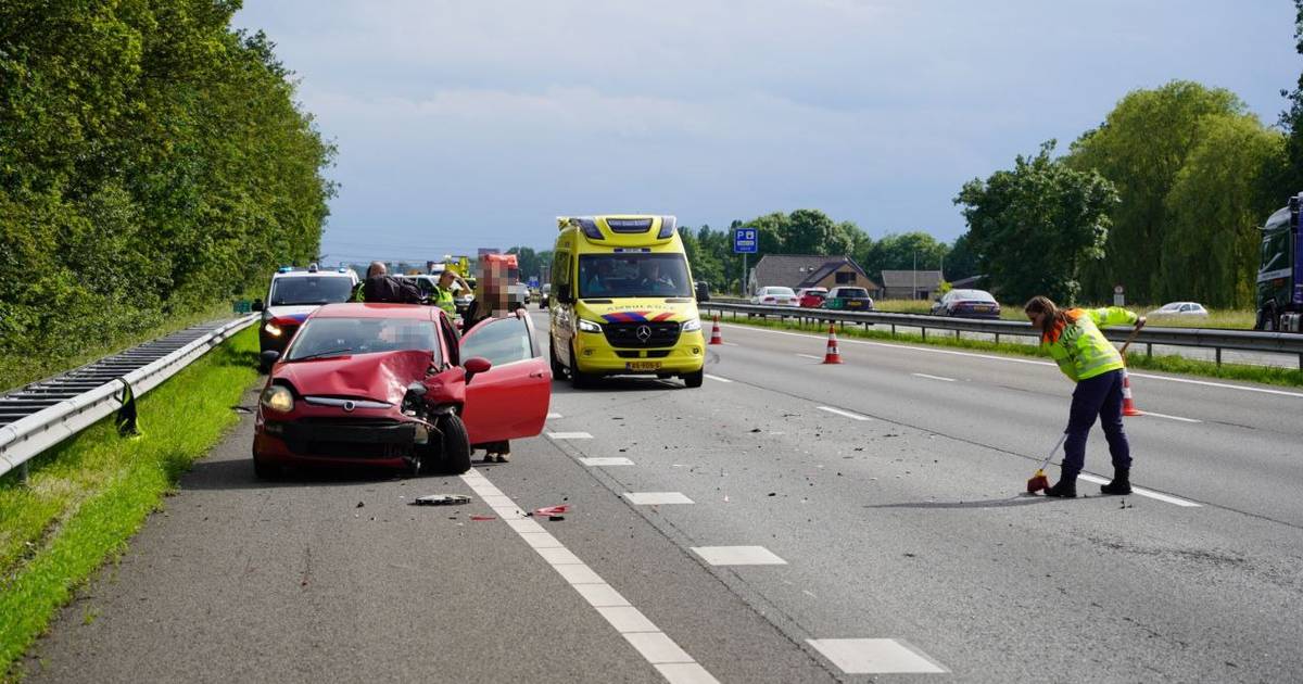Ongeluk op A28 bij Zwolle: gewonden en forse file.