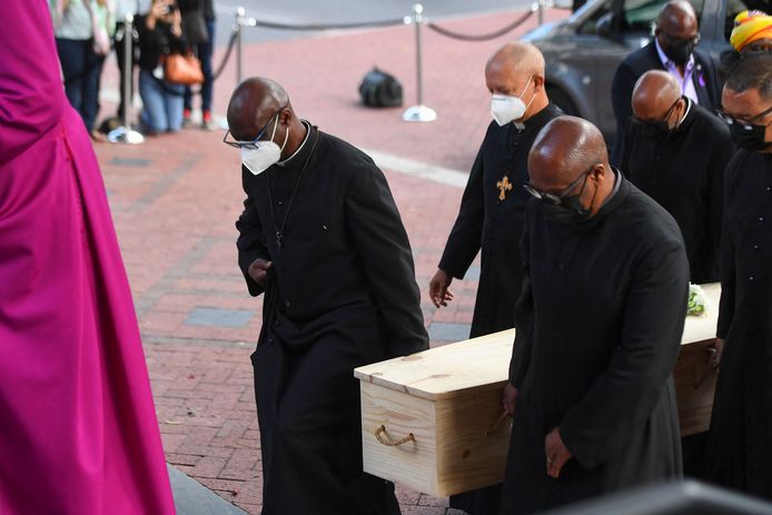 In een simpele houten kist wordt de overleden aartsbisschop Desmond Tutu binnengedragen in de kathedraal St. George in Kaapstad, Zuid-Afrika.