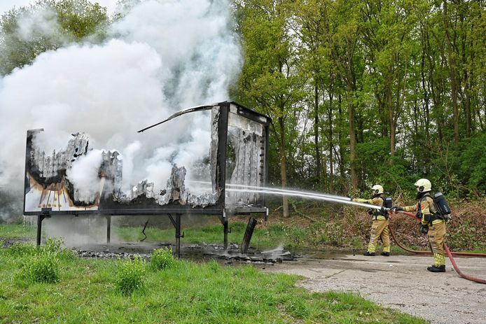 Brandweer blust bak met inhoud.
