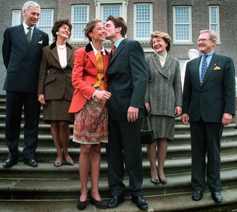 Een koninklijke kus van prins Maurits voor zijn kersverse verloofde Marilène van den Broek op de trappen van paleis Het Oude Loo, 29 november 1997. Beeld ANP /  ANP