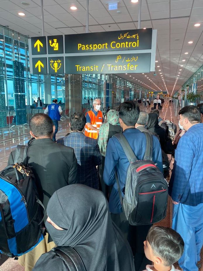 Ambassadeur Wouter Plomp vangt op het vliegveld van Islamabad Afghaanse evacués op.