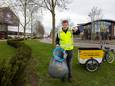 Bij de McDonald's-vestiging in Zwolle-Zuid is de 16-jarige Tom de persoon die de straat schoon moet houden.