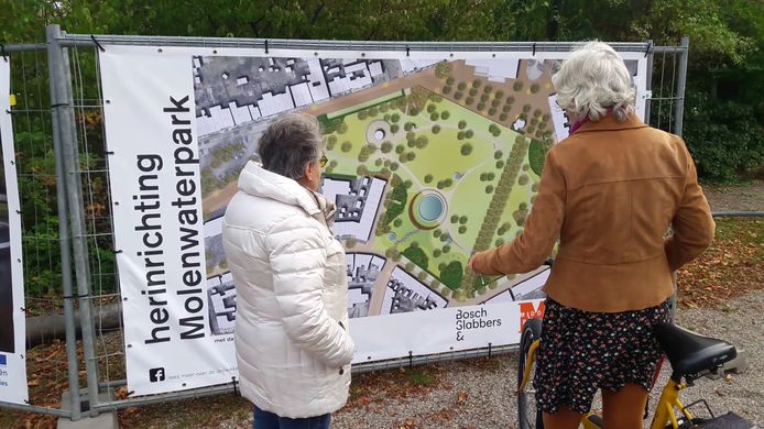 Omwonenden bekijken op borden in het park het ontwerp voor het nieuwe stadspark Molenwater in Middelburg.