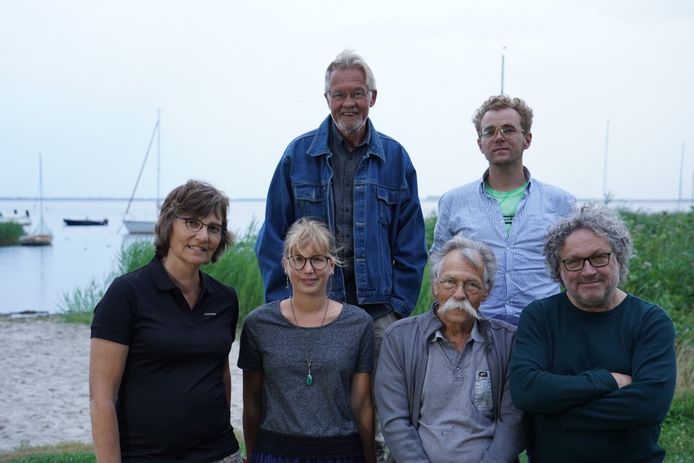 Fiet van Beek, Maaike Rijntjes, Michel Martinus, Wietse Hummel (beneden), Ab de Haas en Wibo Kosters (boven) maken de dichtbundel El Mundo, wereldmuziek in woord en beeld.