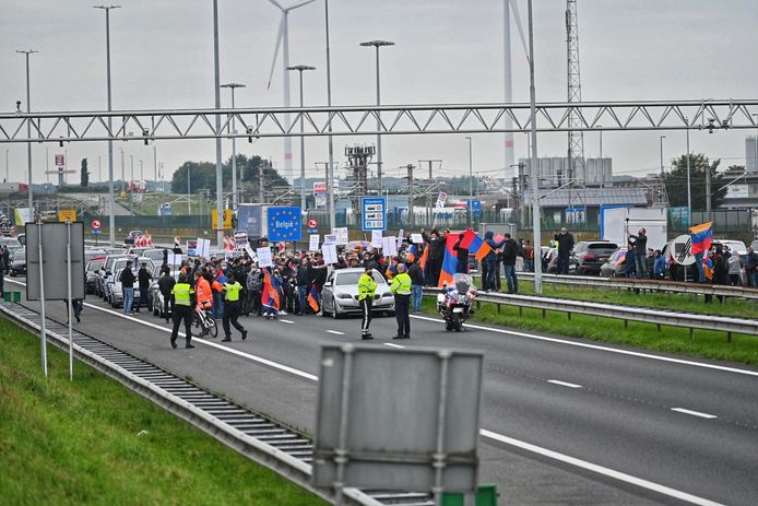 Demonstranten op de A16 bij Hazeldonk.