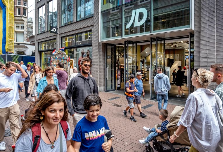 Opendeurbeleid in de Kalverstraat, ondanks de gestegen energieprijzen. Beeld Raymond Rutting / de Volkskrant