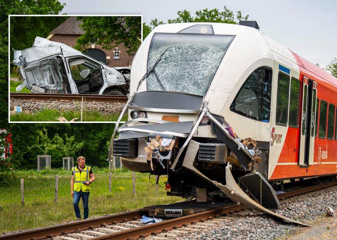 De trein raakte zwaar beschadigd bij het ongeluk. Net als de bus (inzet).