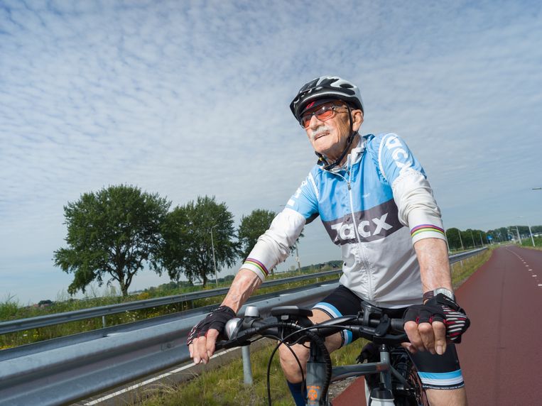 Oud-wereldkampioen Piet van Heusden: ‘Ik zou zo graag nog eens bij een snel groepje aansluiten, maar dat gaat niet meer.’  Beeld Ivo van der Bent