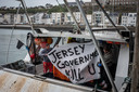 Franse vissers protesteren tegen de Britse opstelling in het conflict over de visserijrechten. ‘De regering van Jersey brengt ons om’, valt te lezen op een spandoek.