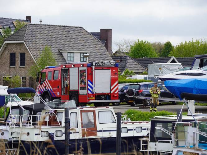Brandweer voert metingen uit voor gevaarlijke stoffen op boot, geen gewonden