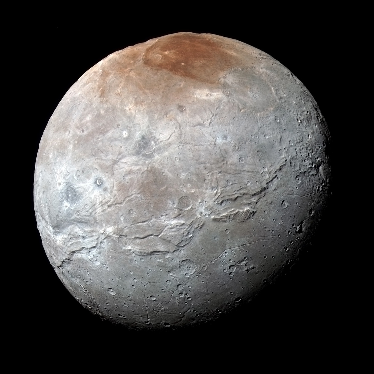 De maan Charon, die rond Pluto cirkelt. De maan werd pas in 1978 ontdekt. Hij is met zijn doorsnede van 1212 kilometer aan de grote kant, terwijl Pluto met een doorsnede van 2377 kilometer voor een planeet nogal klein is. Beeld Foto NASA/JPL/Southwest Research Institute