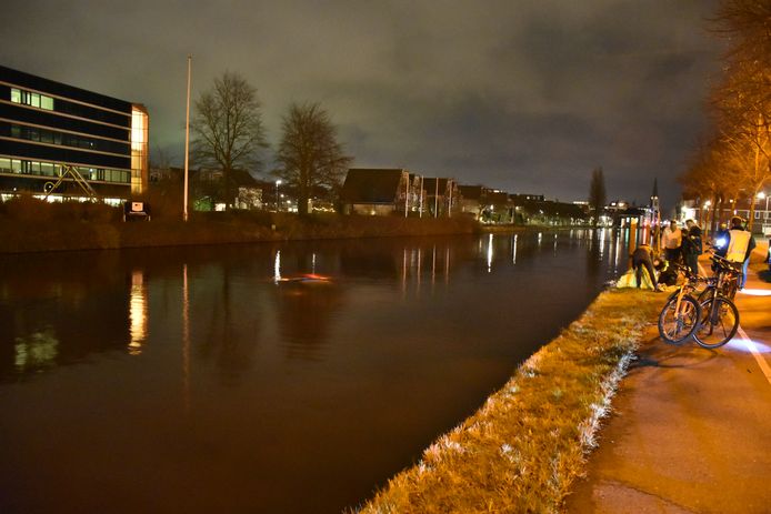 Van de auto zijn alleen de lichten en het dak nog zichtbaar