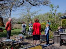 Lintjesregen bij de voordeur of in de achtertuin: ‘Wat een verrassing, wat een eer!’