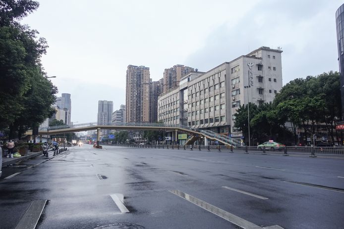 Een lege weg in Chengdu. China heeft in de zuidwestelijke stad waar 21 miljoen mensen wonen een lockdown afgekondigd.