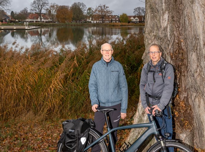 Johan Oude Engberink (rechts)en Rob Wegdam bij Tuindorpvijver. Zij maakten een website met wandel- en fietsroutes door heel Twente.