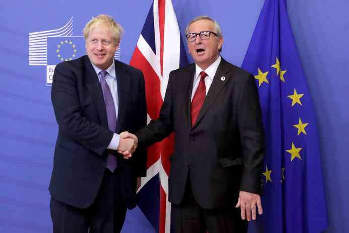 Boris Johnson schudt de hand van Europees Commissievoorzitter Jean-Claude Juncker.