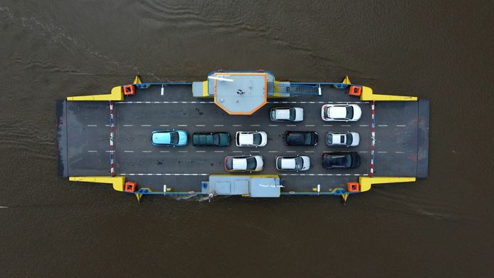 Waar het water in Zuid-Limburg de huizen binnen stroomde, bleven de schade voor de bewoners rondom de Bergsche Maas behoorlijk beperkt. Eind juli steeg het water in de rivier snel, pontjes werden tijdelijk uit de vaart genomen, wegen werden afgezet en ramptoeristen doken op. Flink wat weilanden kwamen onder water te staan. Voor boeren zorgde dat wel voor schade; de oogst ging op sommige plekken verloren.