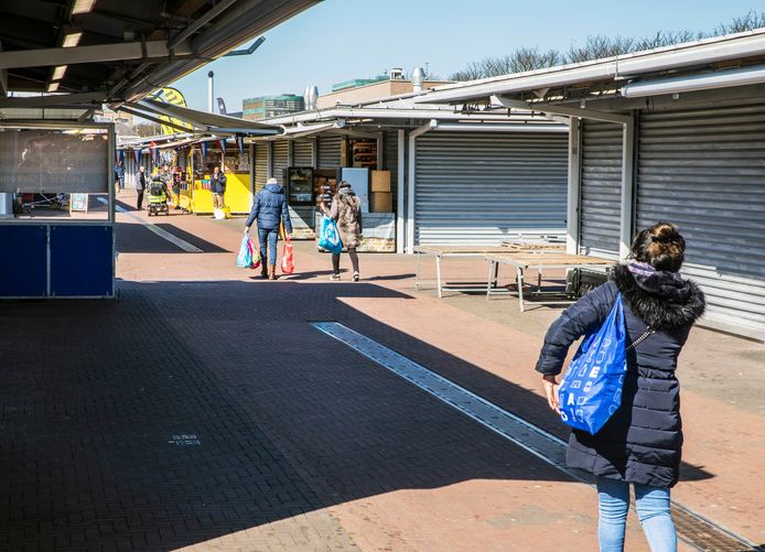 De Haagse markt vanmorgen. Het verschil met vorige week, toen nog weinig bezoekers zich wat van het coronavirus aantrokken, is enorm.