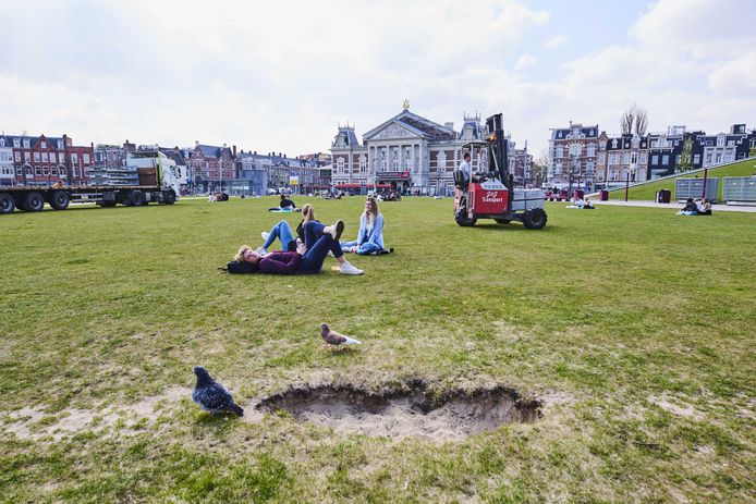 Het Museumplein is na twintig jaar toe aan een nieuwe grasmat.