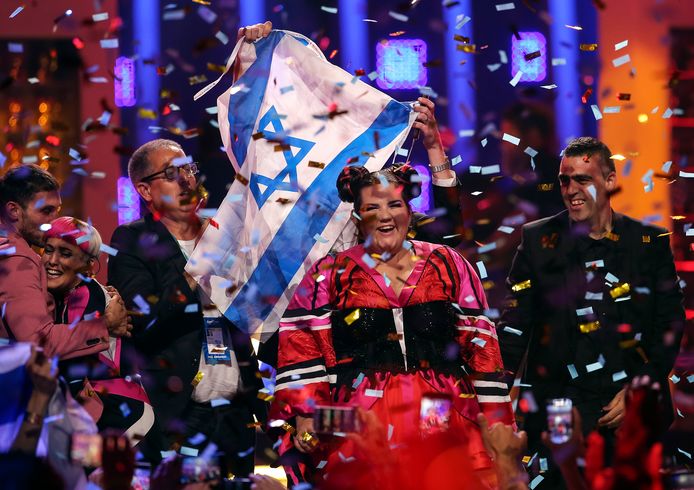 De Israëlische zangeres Netta (M) na haar overwinning op het Songfestival in Lissabon op 12 mei.