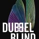 ‘Dubbelblind’ is een propvolle roman die geregeld heerlijk absurd is, maar vaak ook als een warboeltje oogt