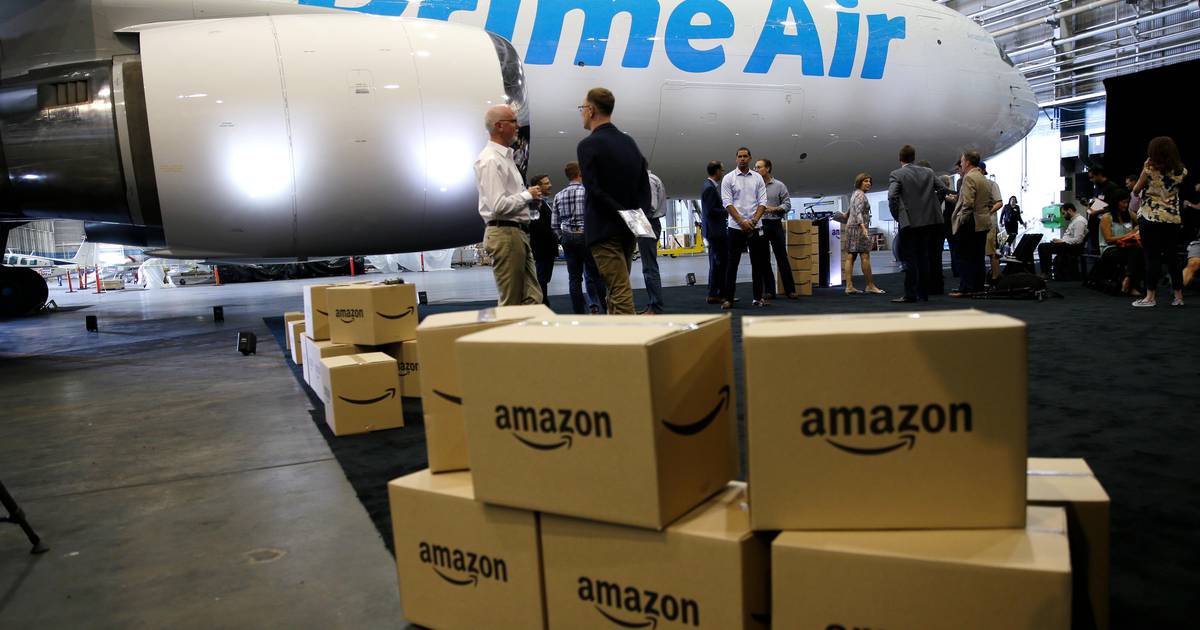 Amazon wants to sell excess space in cargo planes to third parties and is considering pineapple and salmon as merchandise  Economie