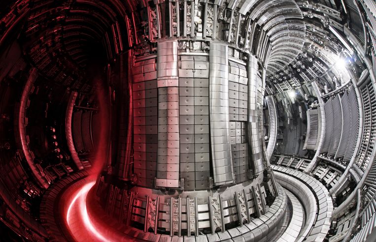 Foto van het binnenste van testreactor JET, met in het rood een computertekening van het hete plasma waarin kernfusie plaatsvindt.  Beeld UKAEA