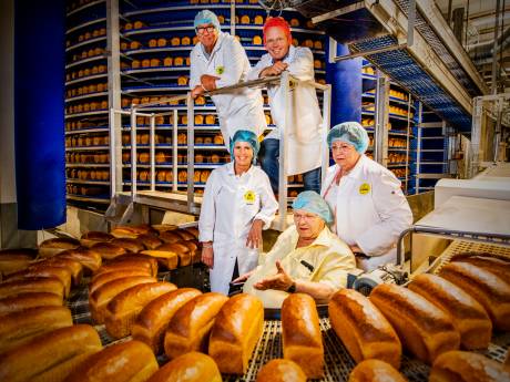Honderdjarige bakker Visser uit Alphen bakt het brood van alle Jumbo’s