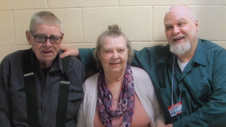 Steven Avery (rechts) en zijn ouders in het tweede seizoen van 'Making a Murderer'. Beeld Netflix