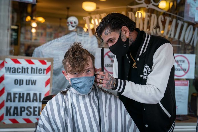 Kapper Manuel Montes y Perez knipt Gijs van ‘t Ende bij wijze van protest bij The Barberstation aan de Klarendalseweg in Arnhem. De actie bleef onopgemerkt door de autoriteiten. In Nijmegen en Utrecht maakte de overheid er een einde aan bij de daar gevestigde zaken van The Barberstation.