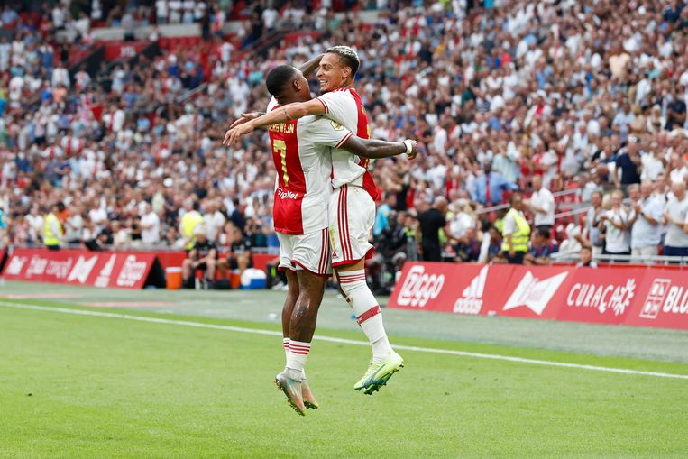 Bergwijn en Antony vieren een doelpunt tijdens de wedstrijd Ajax-FC Groningen. Beeld Pro Shots / Toon Dompeling