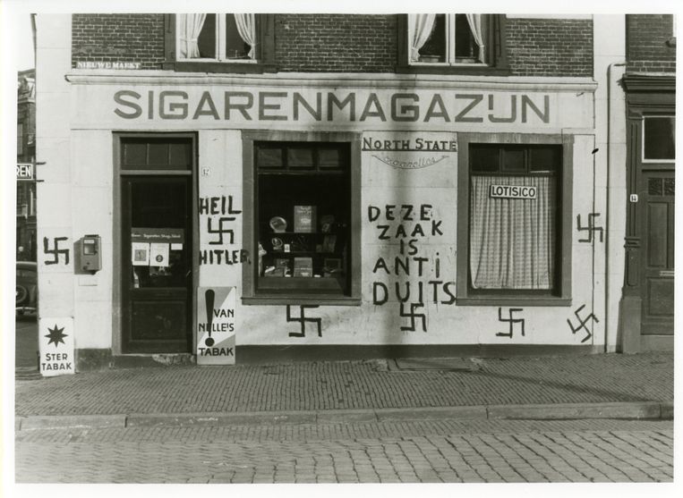 Bekladde winkel in Den Haag tijdens de Tweede Wereldoorlog. Beeld Gemeentearchief Den haag