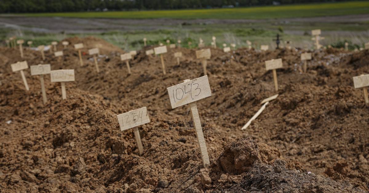 На снимках с мариупольского кладбища с середины мая появилось 1400 новых могил  За рубежом