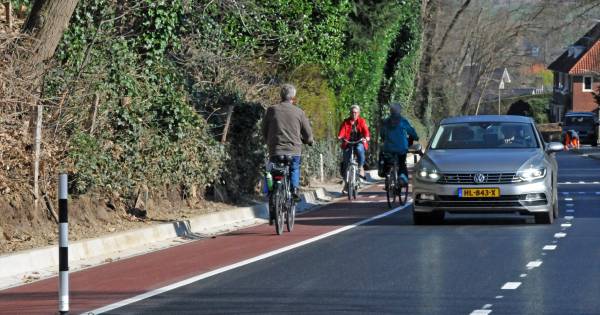 Fietsers in de war op de 'Muur van Beek' - De Gelderlander
