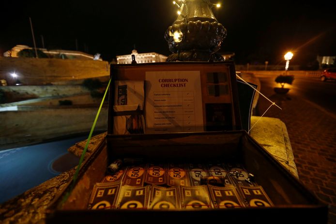 Een actiegroep plaatste een koffer vol met nepgeld en paspoorten in de buurt van het kantoor van minister Joseph Muscat.