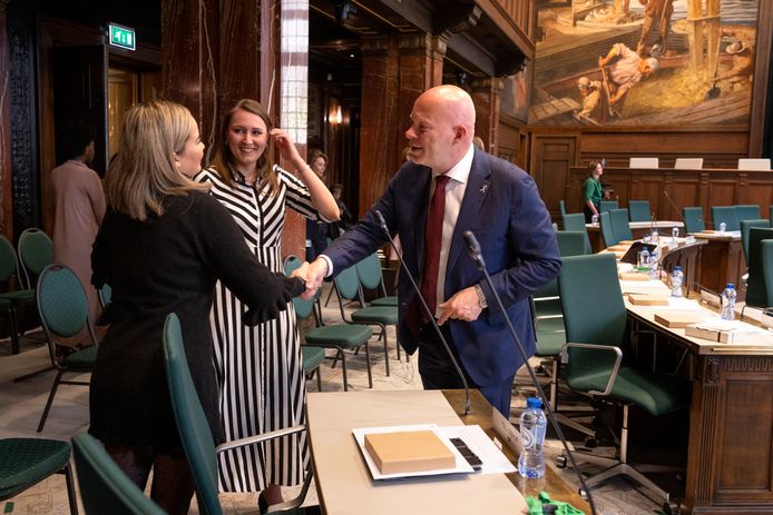 Het raadslid met de meeste dienstjaren - Leefbaar-leider Robert Simons - maakt kennis met één van de nieuwkomers, Mieke Megawati Vlasblom van BIJ1. Tussen hen in Sarah Reitema, de nieuwe nummer 2 van de PvdA.