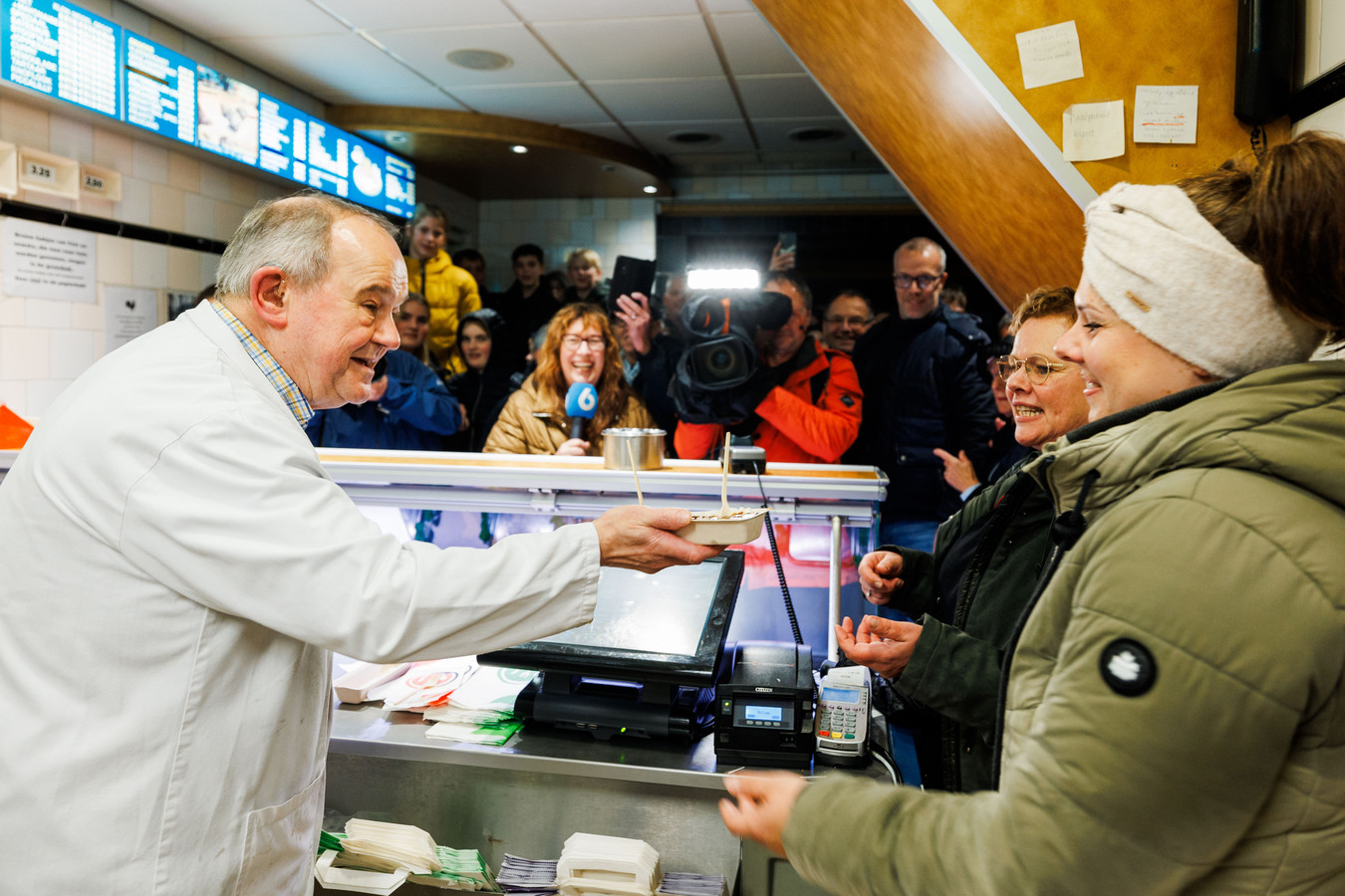 afscheid-met-een-frikandel-speciaal-van-300-euro-foto-bd-nl