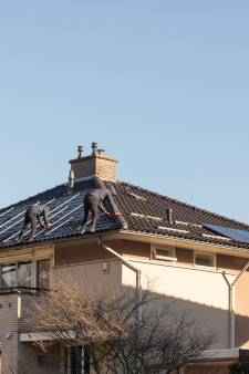 Deze gemeente reageert woedend omdat bewoners zonnepanelen op dak leggen, dit is waarom