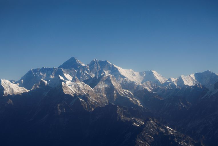 De besneeuwde toppen van de Mount Everest en omringende bergen in de Himalaya. Onderzoekers concluderen dat ook de hoogst gelegen gletsjers in het gebied lijden onder klimaatverandering. Beeld Reuters