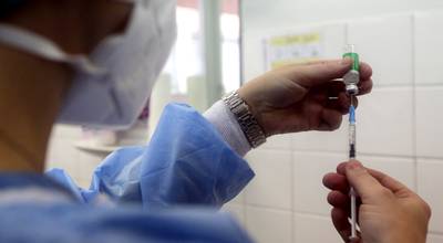 België blijft vaccin van AstraZeneca toedienen: “Werkelijk geen enkele aanduiding dat het vaccin zou leiden tot bloedklonters”, zegt Vandenbroucke